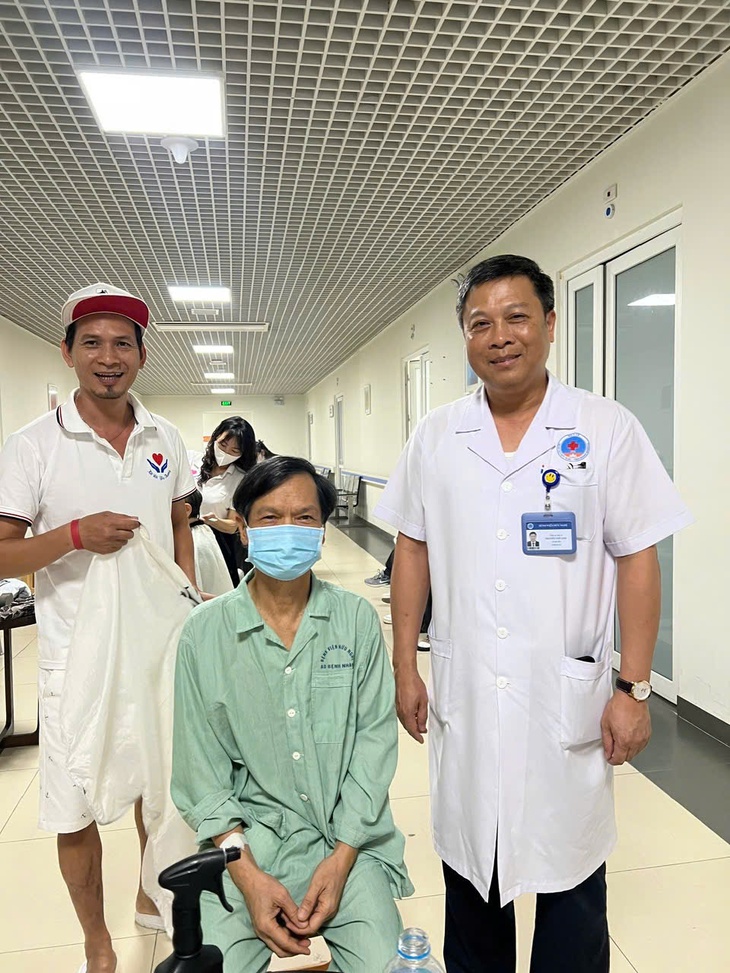'Cắt tóc miễn phí - Kết nối yêu thương' nơi buồng bệnh- Ảnh 6.