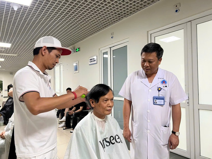 'Cắt tóc miễn phí - Kết nối yêu thương' nơi buồng bệnh- Ảnh 1.