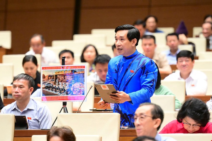 ĐBQH đề xuất tận dụng trụ sở dôi dư: Vừa sạc xe điện, vừa đọc sách chờ xe đầy pin- Ảnh 1.