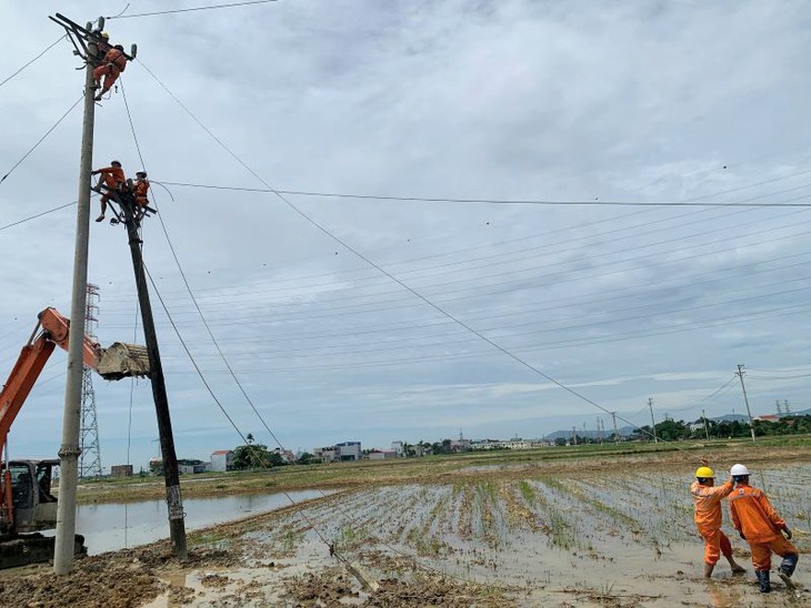 Dông lốc ở Thanh Hóa làm hàng loạt cột điện gãy đổ- Ảnh 3.
