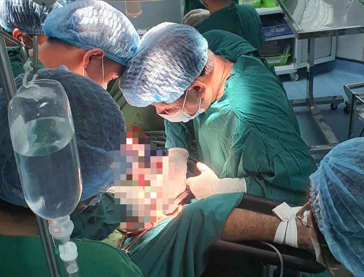 Người đàn ông 50 tuổi vỡ tim do ngã từ độ cao 6m hồi sinh kỳ diệu- Ảnh 1.