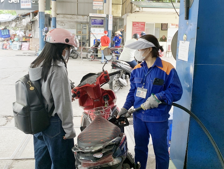 Giá xăng dầu đồng loạt tăng mạnh, RON95 vượt mốc 20.000 đồng/lít- Ảnh 1. giá xăng