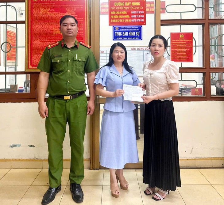 Chuyển khoản nhầm gần 500 triệu, người phụ nữ may mắn được công an phường tìm giúp- Ảnh 1. Chuyển khoản nhầm gần 500 triệu, người phụ nữ may mắn được công an phường tìm giúp- Ảnh 1.