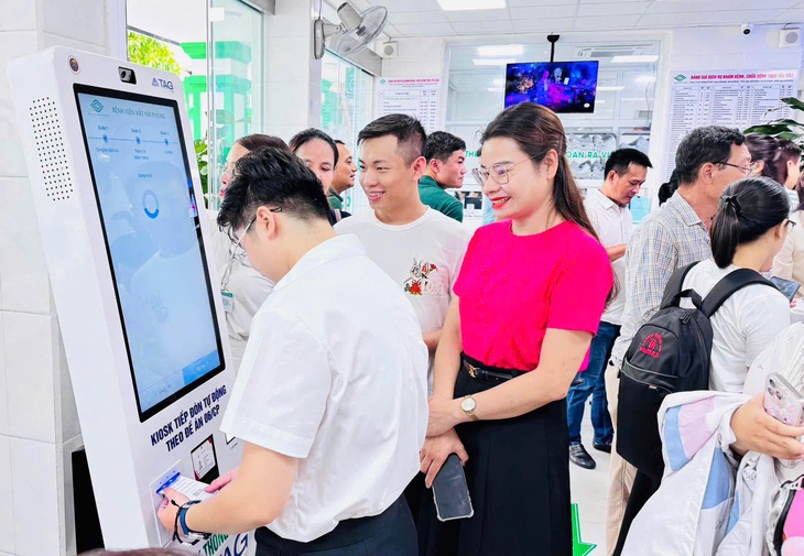 Hơn trăm nhà báo ở Hải Phòng được khám, chăm sóc mắt miễn phí- Ảnh 1.