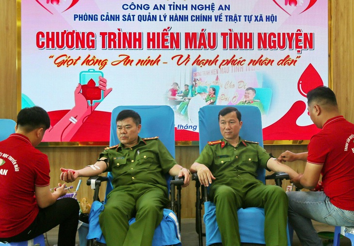 Hơn 100 cán bộ, chiến sĩ Công an Nghệ An hiến máu cứu người- Ảnh 1.