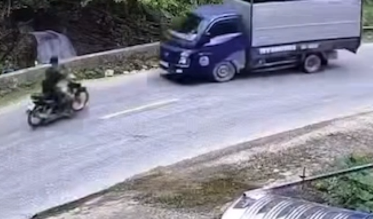 Xe máy va chạm với ô tô tải khiến 1 người tử vong, 2 xe hư hỏng- Ảnh 1.