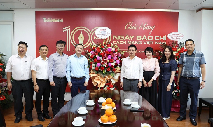 Thứ trưởng Bộ Y tế Trần Văn Thuấn thăm, chúc mừng các cơ quan báo chí tại Hà Nội- Ảnh 4. Thứ trưởng Bộ Y tế Trần Văn Thuấn thăm, chúc mừng các cơ quan báo chí tại Hà Nội- Ảnh 4.