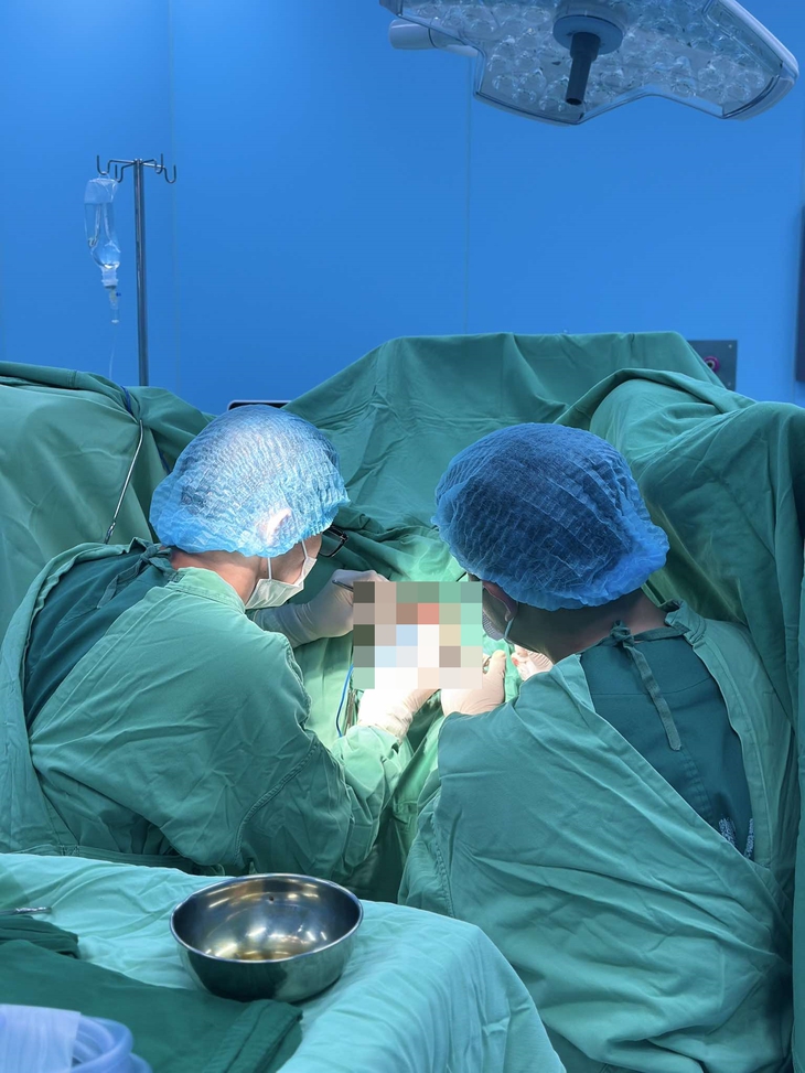 Nam bệnh nhân bị tụ máu vùng kín do ngã vào ống sắt
- Ảnh 1.