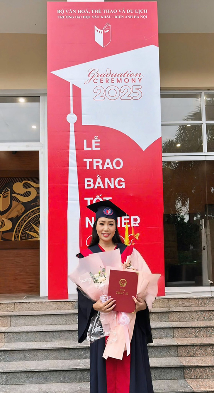Á hậu Việt Nam vừa nhận bằng Thạc sĩ ở tuổi 54 có cuộc sống giàu sang ra sao?- Ảnh 1.
