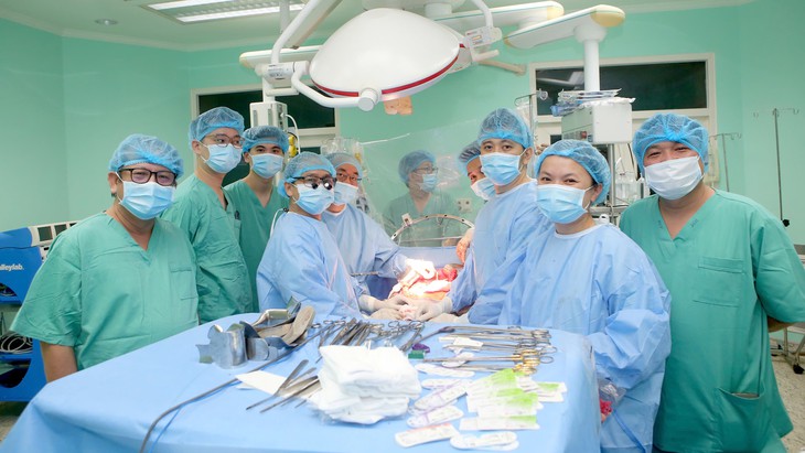 Người đàn ông nhiều lần ngưng tim hồi sinh nhờ tạng hiến của người cho chết não- Ảnh 1.