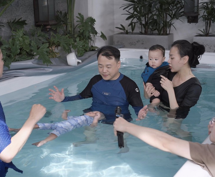 Cặp song sinh nhà Phương Oanh lại gây bất ngờ với khán giả về khả năng nổi trội này- Ảnh 1.