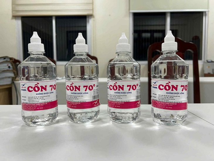 Sử dụng phải cồn y tế giả có thể gây tổn thương thần kinh, mù mắt, tử vong- Ảnh 1. Sử dụng phải cồn y tế giả có thể gây tổn thương thần kinh, mù mắt, tử vong- Ảnh 1.
