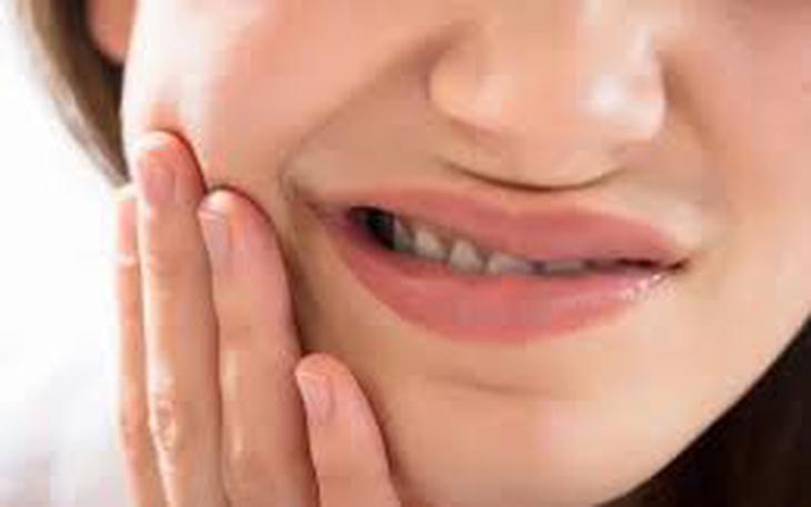 Vì sao răng bị ê buốt đột ngột khi ăn đồ nóng lạnh?- Ảnh 4.