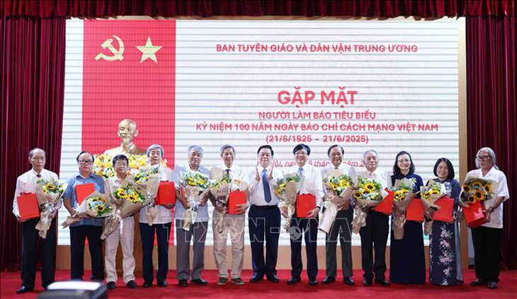 Gặp mặt Người làm báo tiêu biểu nhân Kỷ niệm 100 năm Ngày Báo chí Cách mạng Việt Nam- Ảnh 4. Gặp mặt Người làm báo tiêu biểu nhân Kỷ niệm 100 năm Ngày Báo chí Cách mạng Việt Nam- Ảnh 4.