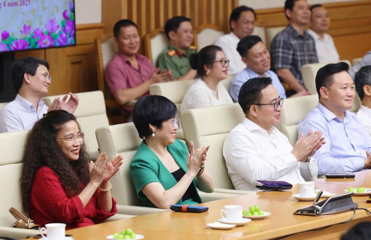 Thủ tướng: Chính phủ cảm ơn và luôn lắng nghe, chia sẻ, tạo điều kiện cho báo chí hoạt động thuận lợi- Ảnh 8. Thủ tướng: Chính phủ cảm ơn và luôn lắng nghe, chia sẻ, tạo điều kiện cho báo chí hoạt động thuận lợi- Ảnh 8.