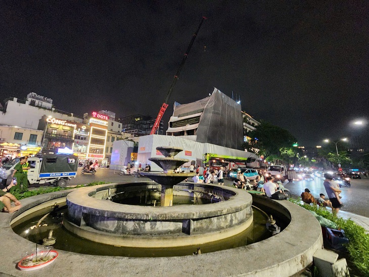 Hà Nội chính thức phá dỡ Tòa nhà ‘Hàm cá mập’- Ảnh 1.