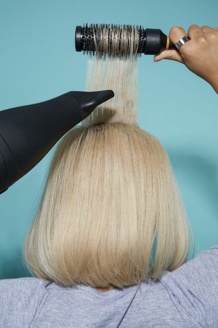 Bí quyết tạo kiểu tóc phồng cho tóc ngắn- Ảnh 1.