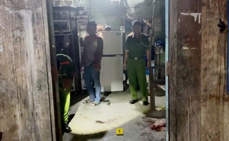 Gã say chém thương vong 2 bố con hàng xóm chỉ vì mâu thuẫn nhỏ
- Ảnh 1.