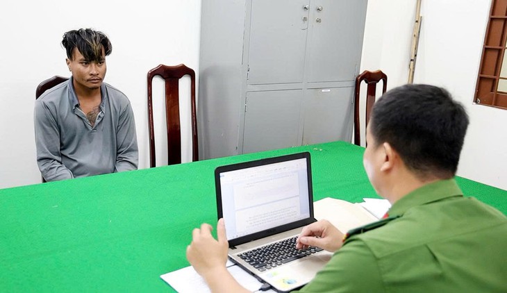 Gã say chém thương vong 2 bố con hàng xóm chỉ vì mâu thuẫn nhỏ
- Ảnh 2.