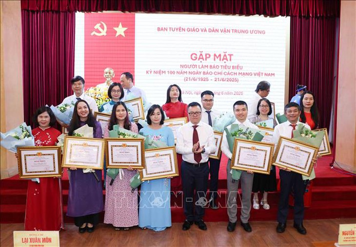 Gặp mặt Người làm báo tiêu biểu nhân Kỷ niệm 100 năm Ngày Báo chí Cách mạng Việt Nam- Ảnh 8. Gặp mặt Người làm báo tiêu biểu nhân Kỷ niệm 100 năm Ngày Báo chí Cách mạng Việt Nam- Ảnh 8.