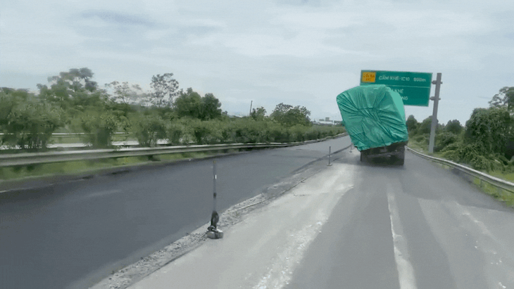 Xe tải 'siêu vẹo' chạy băng băng trên cao tốc, suýt va biển báo: Tài xế nói gì?- Ảnh 2.