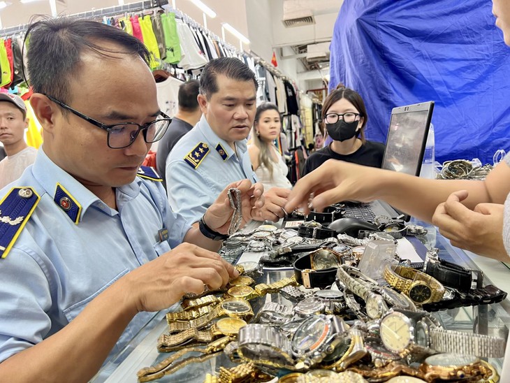 Hàng giả và hàng nhập lậu khác nhau như thế nào?- Ảnh 1. Hàng giả và hàng nhập lậu khác nhau như thế nào?- Ảnh 1.