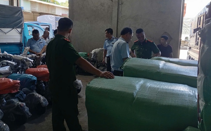 Phát hiện lượng lớn vải may mặc không rõ nguồn gốc tại một công ty chuyển phát ở Nam Định