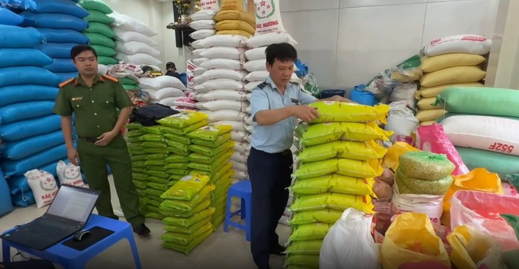 Hà Nội phát hiện nhiều cửa hàng bán gạo giả nhãn hiệu ST25- Ảnh 1.