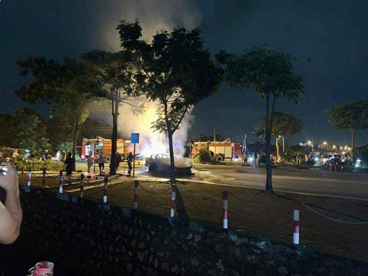 Xe bán tải đang lưu thông bất ngờ bốc cháy ngụt ngụt chỉ còn trơ khung- Ảnh 1.