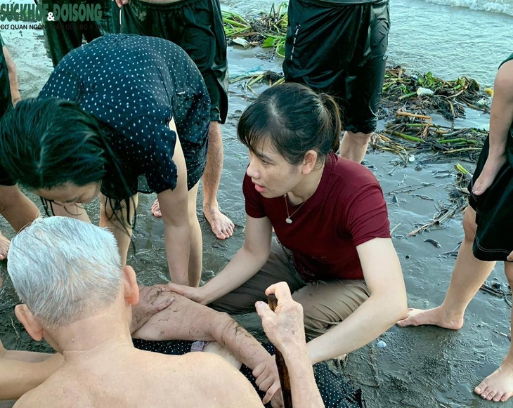Tuyên dương nữ điều dưỡng ép tim liên tục cứu cụ bà đuối nước- Ảnh 2.