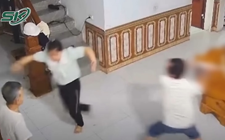Tạm giữ người đàn ông xông vào quán cắt tóc tấn công vợ và con gái- Ảnh 3.