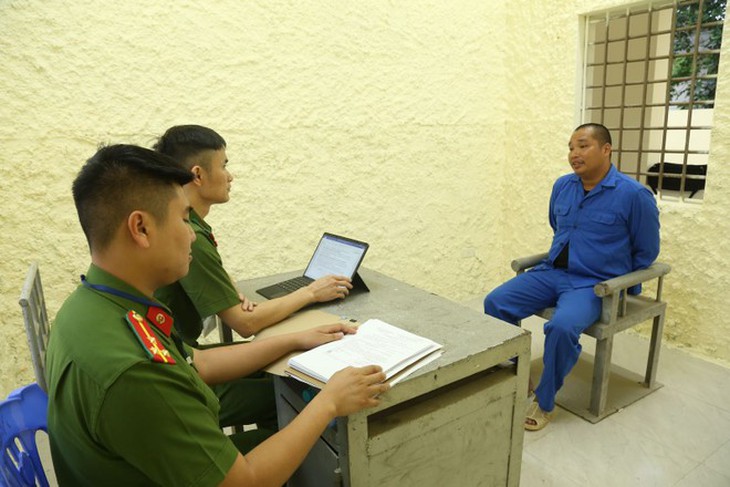 Được công an thuê xúc xỉ than, người đàn ông khoe 'có quan hệ' để lừa đảo- Ảnh 1.