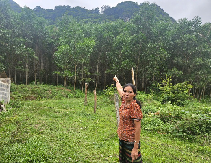 Dân bản thấp thỏm lo lắng đá lăn từ đồi cao xuống đè nhà- Ảnh 3. Dân bản thấp thỏm lo lắng đá lăn từ đồi cao xuống đè nhà- Ảnh 3.