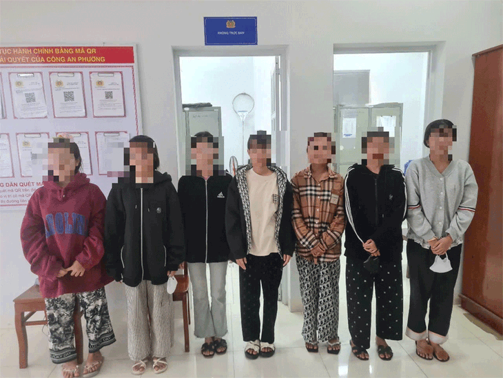 Làm rõ nhóm thiếu nữ dùng roi chích điện tấn công bạn giữa đường- Ảnh 2.