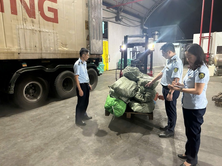 Hơn 12 tấn chân gà 'bốc mùi' không rõ nguồn gốc được phát hiện trong kho lạnh- Ảnh 1.