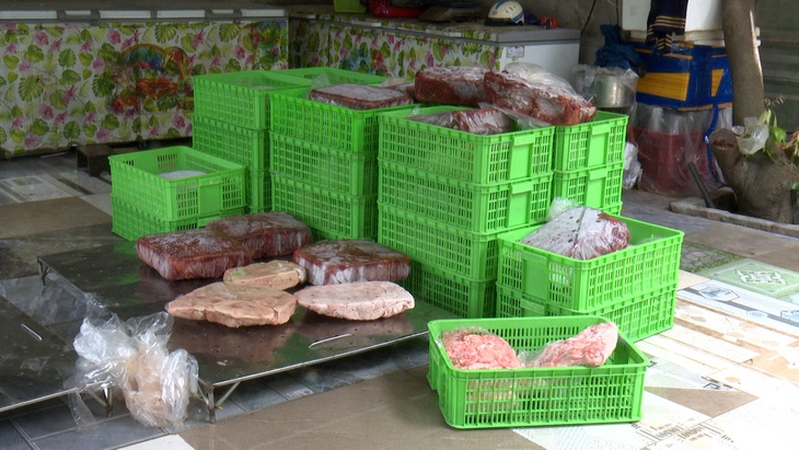 'Chặn đứng' hàng trăm túi gan gà, lòng lợn không rõ nguồn gốc chuẩn bị vào quán ăn- Ảnh 2. 'Chặn đứng' hàng trăm túi gan gà, lòng lợn không rõ nguồn gốc chuẩn bị vào quán ăn- Ảnh 2.