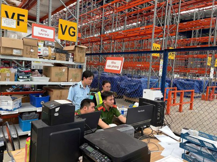 Kiểm tra Công ty Á Châu, thu giữ hàng trăm nghìn sản phẩm không rõ nguồn gốc- Ảnh 1.