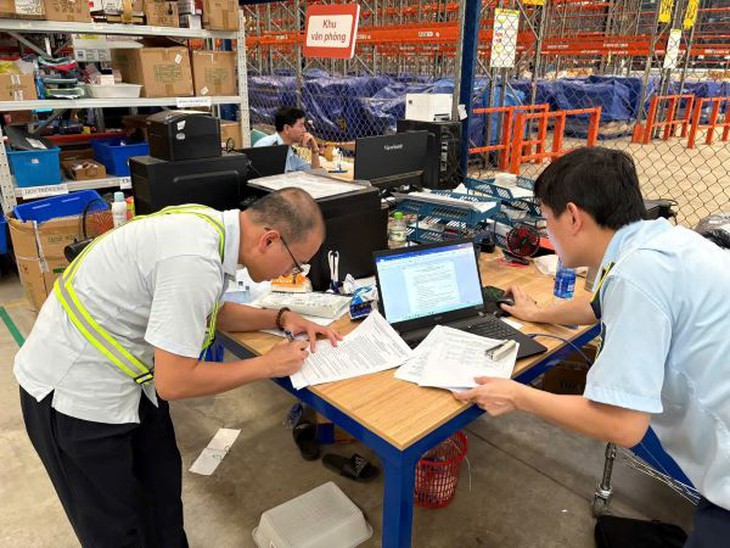 Kiểm tra Công ty Á Châu, thu giữ hàng trăm nghìn sản phẩm không rõ nguồn gốc- Ảnh 2.