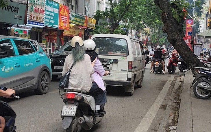 Thiếu quan sát, nhiều tài xế vô tư lái ô tô đi vào đường ngược chiều