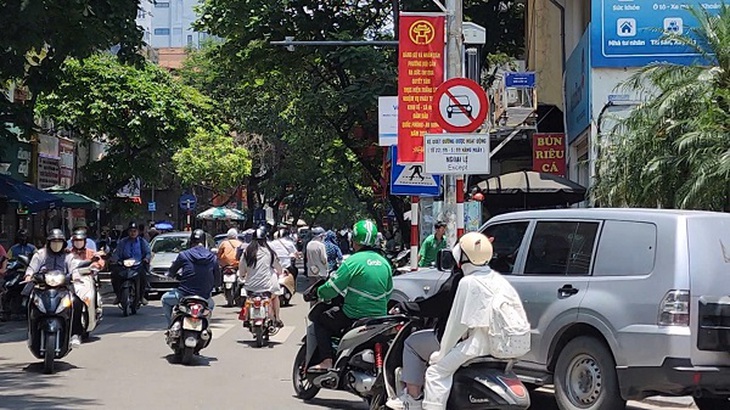 Thiếu quan sát, nhiều tài xế vô tư lái ô tô đi vào đường ngược chiều- Ảnh 3.