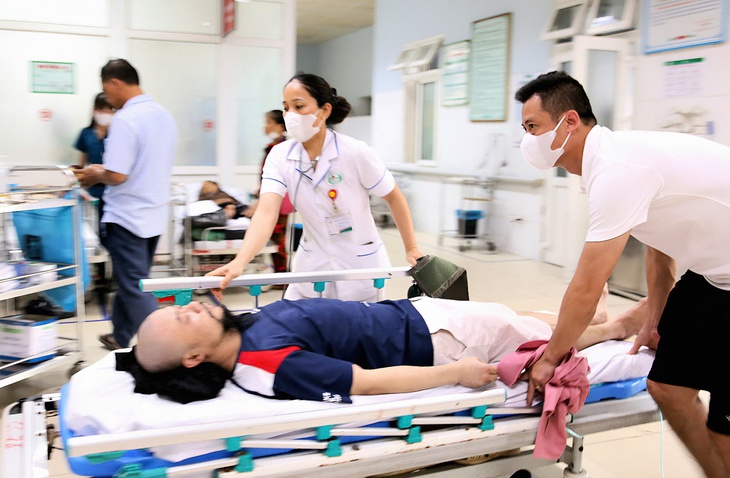 Các nhân viên y tế của khoa Cấp cứu luôn trong tâm thế 'chạy' - chạy đua với thời gian, chạy đua với tử thần, chạy vận chuyển cấp cứu người bệnh kịp thời nhất có thể.