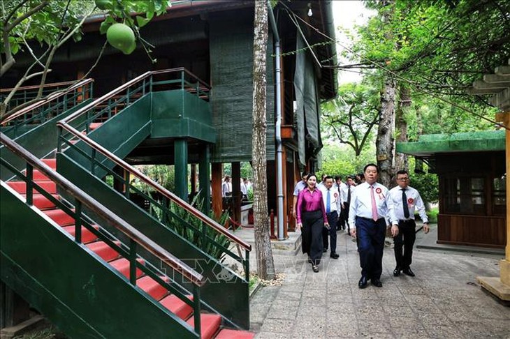 Đoàn đại biểu Người làm báo tiêu biểu dâng hương tưởng niệm Chủ tịch Hồ Chí Minh- Ảnh 6. Đoàn đại biểu Người làm báo tiêu biểu dâng hương tưởng niệm Chủ tịch Hồ Chí Minh- Ảnh 6.
