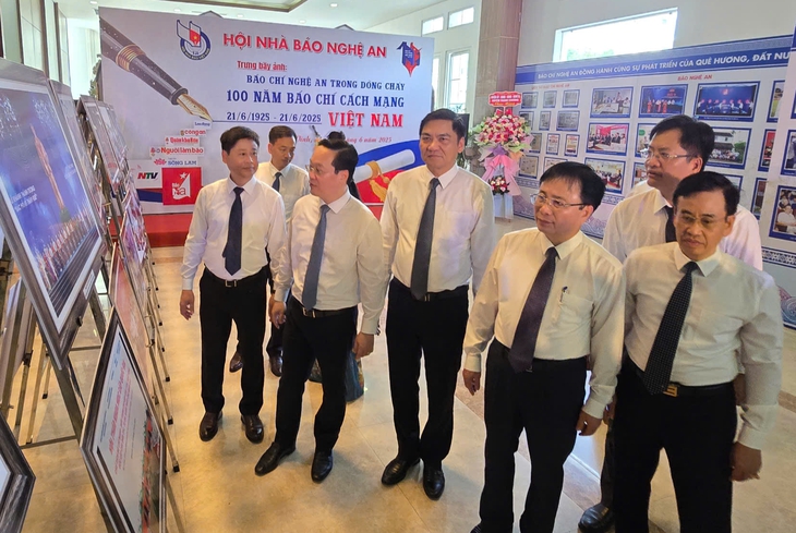 Lãnh đạo tỉnh Nghệ An xem triển lãm ảnh.