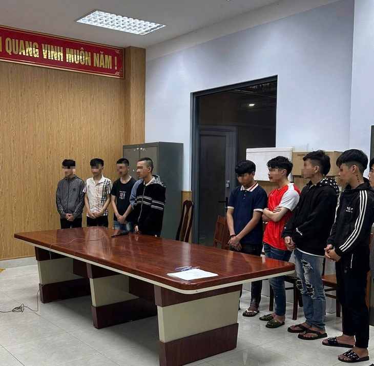 Vác hung khí đi 'tìm đối thủ', nhóm thanh thiếu niên chém nhầm người trên phố Đà Nẵng- Ảnh 1. Vác hung khí đi 'tìm đối thủ', nhóm thanh thiếu niên chém nhầm người trên phố Đà Nẵng- Ảnh 1.