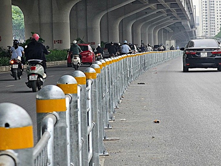 Hà Nội lắp hàng rào thép tách làn ô tô, xe máy trên đường Võ Chí Công và Phạm Văn Đồng- Ảnh 2.