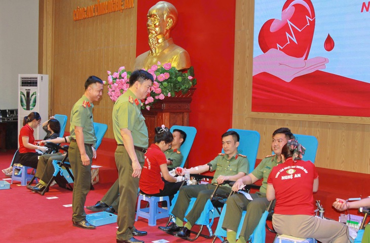 Công an Nghệ An hiến hơn 400 đơn vị máu cứu người trong Chiến dịch Hè 2025- Ảnh 1.