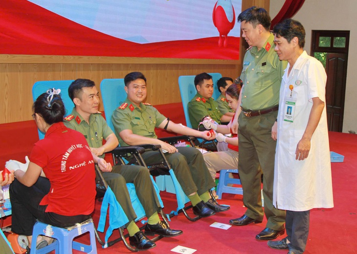Công an Nghệ An hiến hơn 400 đơn vị máu cứu người trong Chiến dịch Hè 2025- Ảnh 2.