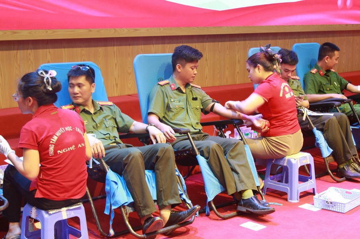 Công an Nghệ An hiến hơn 400 đơn vị máu cứu người trong Chiến dịch Hè 2025- Ảnh 3.