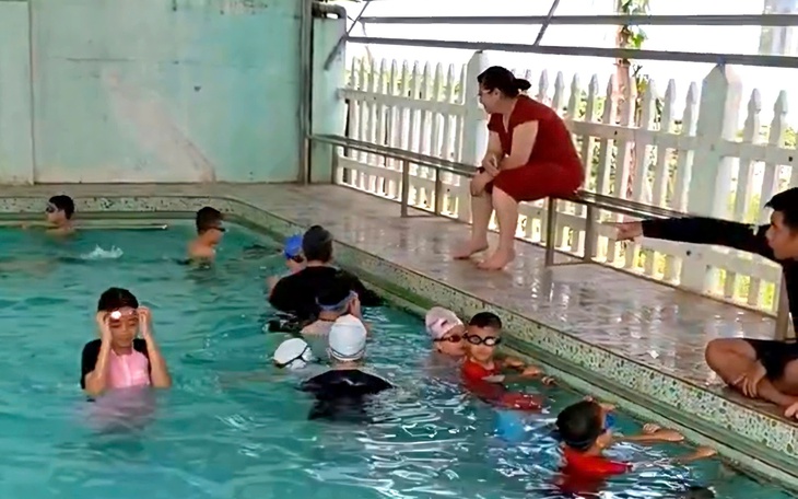 Ai bơi giỏi cũng có thể làm giáo viên dạy bơi?- Ảnh 3.