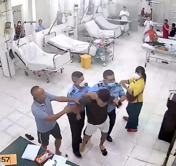 Nam thanh niên bất ngờ đấm vào mặt điều dưỡng cấp cứu ở Khánh Hòa- Ảnh 1.